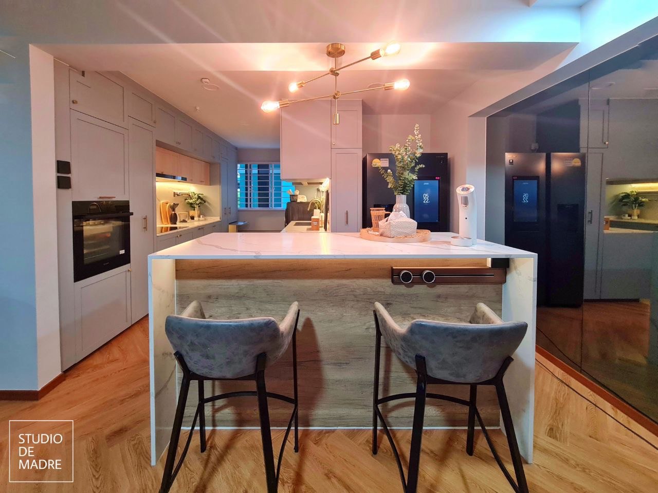 Kitchen island with chandelier lighting by SDME Engineering