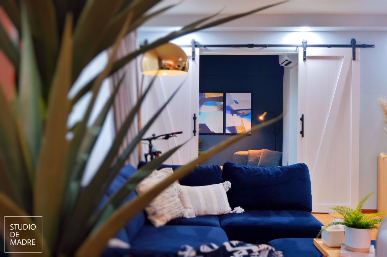 Living room with smart ambient lighting scenes by SDME Engineering